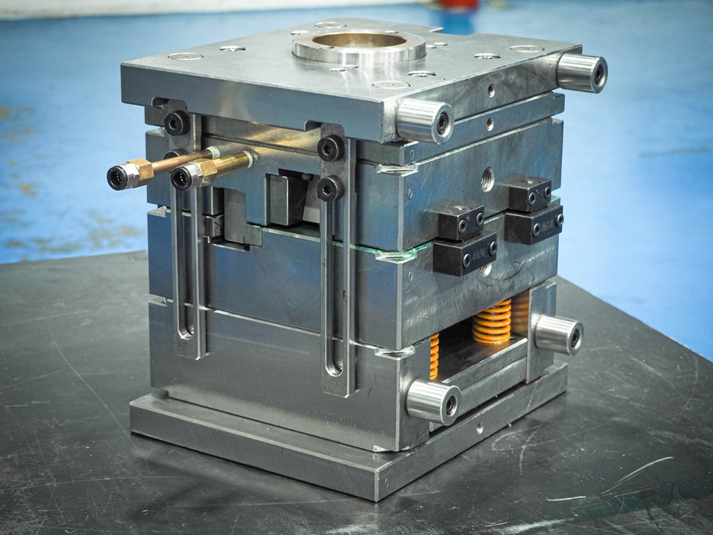 Nhựa Lam Hồng là đơn vị chuyên gia công ép nhựa theo yêu cầu